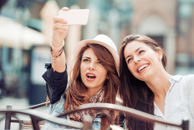 Photo amis faisant selfie