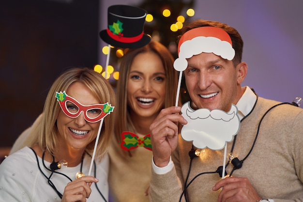 Amis ou famille célébrant la fête de Noël. photo de haute qualité