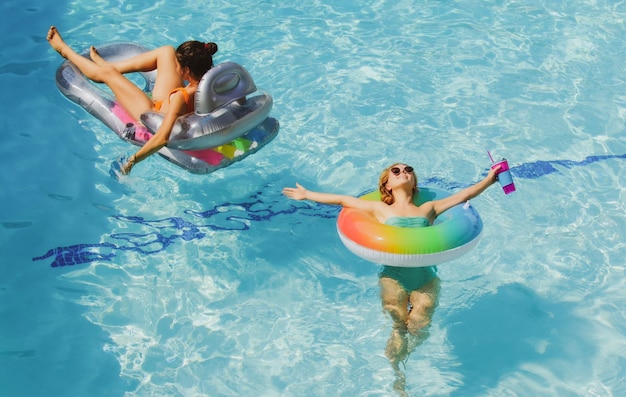 Amis de femme d'été en vacances vacances Fille de luxe dans la piscine