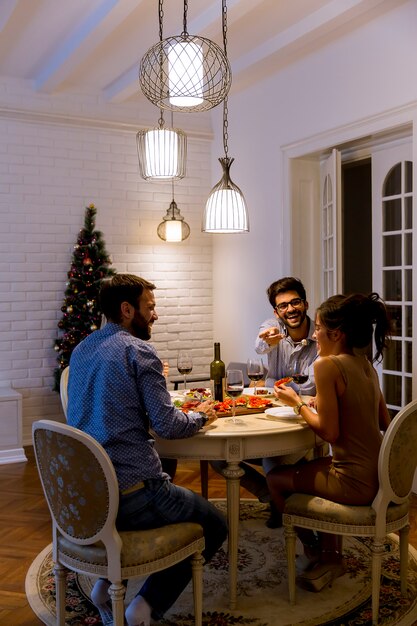 Amis fêtant Noël ou le jour de l&#39;an à la maison