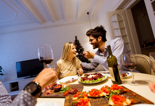 Amis fêtant Noël ou le jour de l&#39;an à la maison