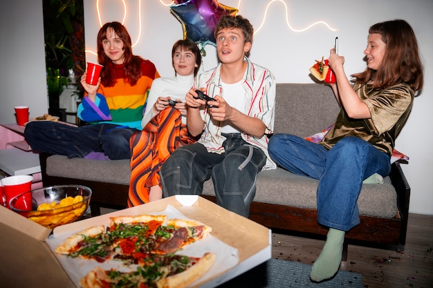 Photo des amis à la fête avec une délicieuse pizza