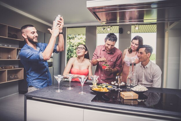 Amis fête à la maison