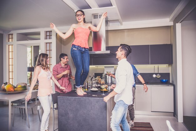 Amis fête à la maison