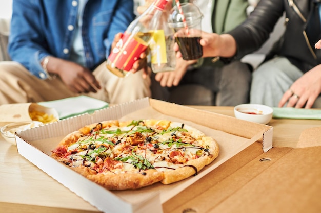 Des amis à la fête avec de la pizza