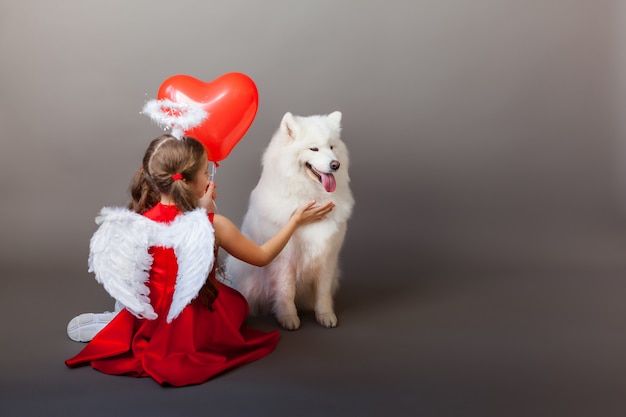 Des amis fidèles, une fille et un chien. Symbole d'amitié