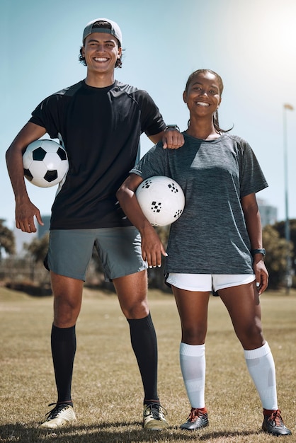 Amis football et fitness terrain de football et joueur de football ensemble pour l'entraînement et l'entraînement sportif portrait en plein air femme noire homme mexicain et ballon de football motivation sportive et équipe dans le jeu