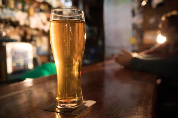 Amis de gars buvant de la bière sur l'arrière-plan pleine pinte de bière au point