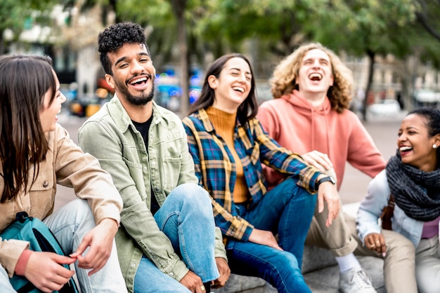 Amis de la génération Y assis ensemble à la place de la ville sur le concept de style de vie