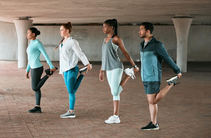 Photo amis gens et coureur dans la rue pour étirer les jambes entraînement et entraînement ensemble avec la diversité dans la ville femmes homme et groupe avec réchauffement pour l'exercice musculaire ou bien-être pour la forme physique dans le métro