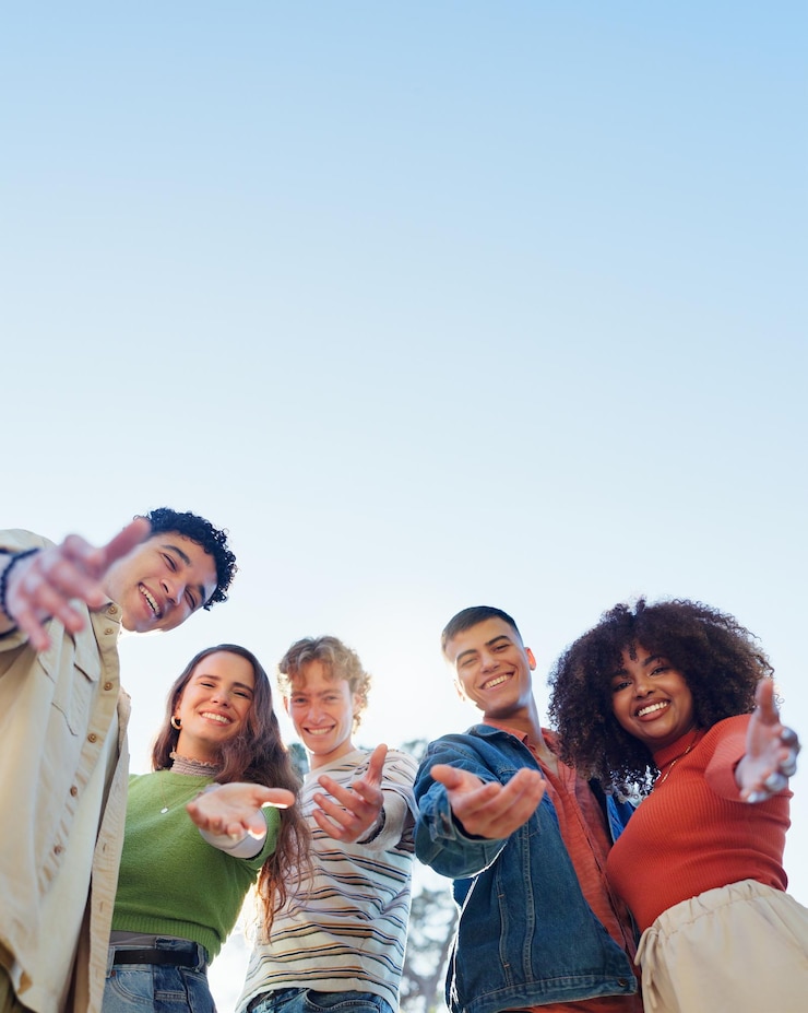 Photo les amis, les gens et les mains pour le selfie avec le portrait en plein air pour les médias sociaux, la mise à jour de la photo de profil ou le souvenir du groupe gen z ou heureux avec le ciel bleu pour l'aventure de diversité ou un angle bas sur la maquette