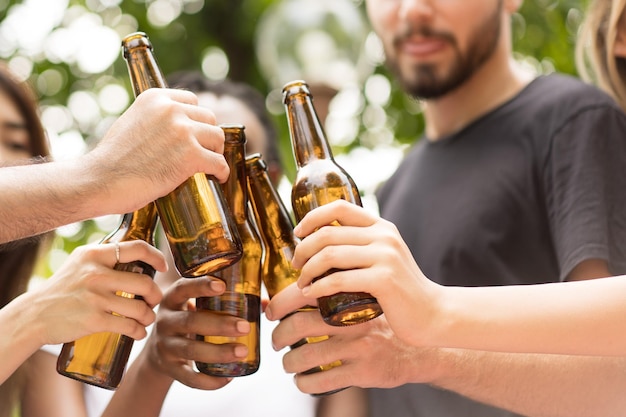 Amis, grillage, bière, bouteilles