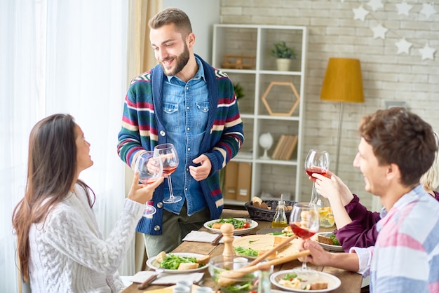 Amis, grillage, dîner