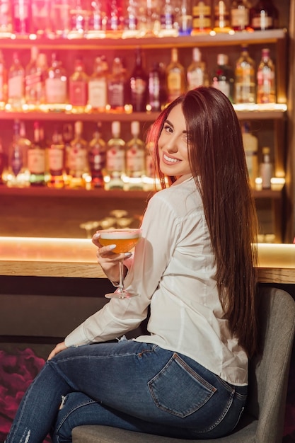 Des amis heureux applaudissent et boivent des cocktails à la fête sur la plage en plein air Les jeunes de la génération Y s'amusent le week-end la nuit d'été Concept de mode de vie et de vie nocturne des jeunes Accent principal sur les gars de gauche