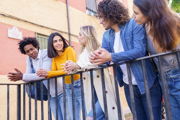 Des amis heureux apprécient le panneau sur le mur