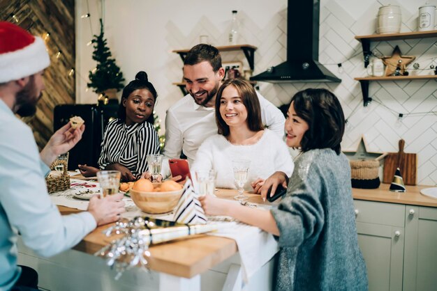 Amis heureux célébrant le week-end du Nouvel An à la maison