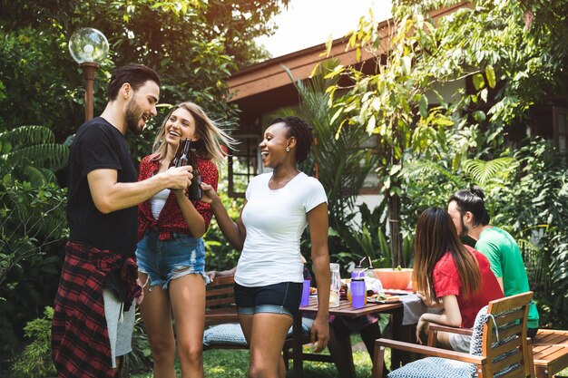 Photo amis heureux dans le jardin pendant la fête