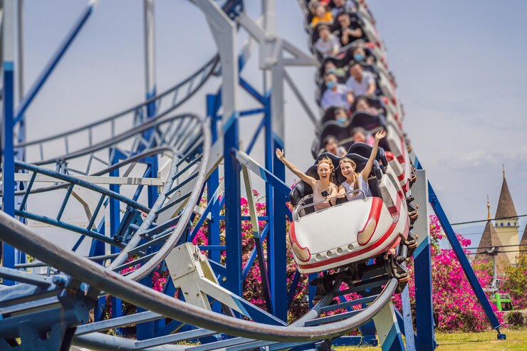 Photo des amis heureux dans un parc d'attractions un jour d'été