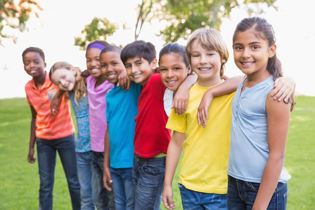 Des amis heureux dans le parc