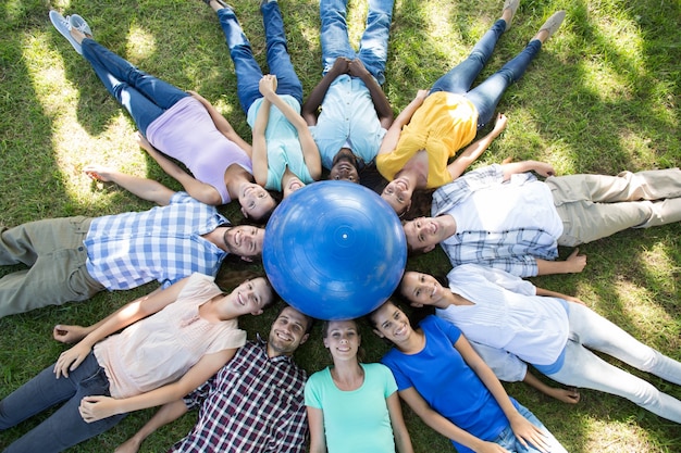 Des amis heureux dans le parc