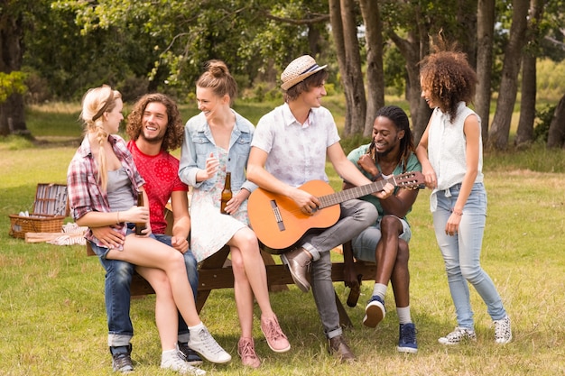 Des amis heureux dans le parc