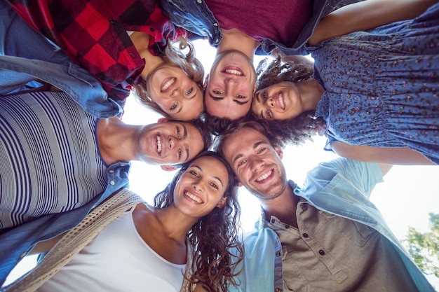 Des amis heureux dans le parc