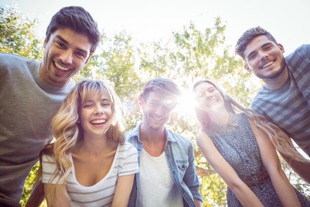 Des amis heureux dans le parc