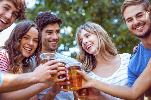 Des amis heureux dans le parc