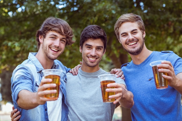 Des amis heureux dans le parc