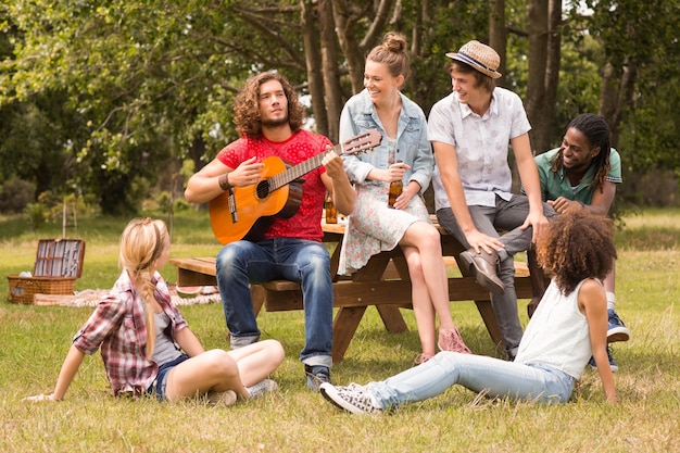 Des amis heureux dans le parc