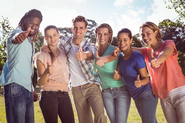 Des amis heureux dans le parc