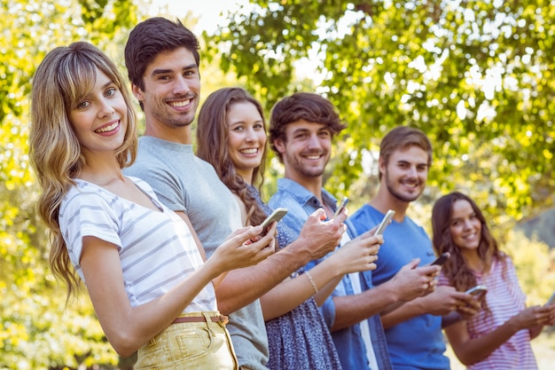 Des amis heureux dans le parc