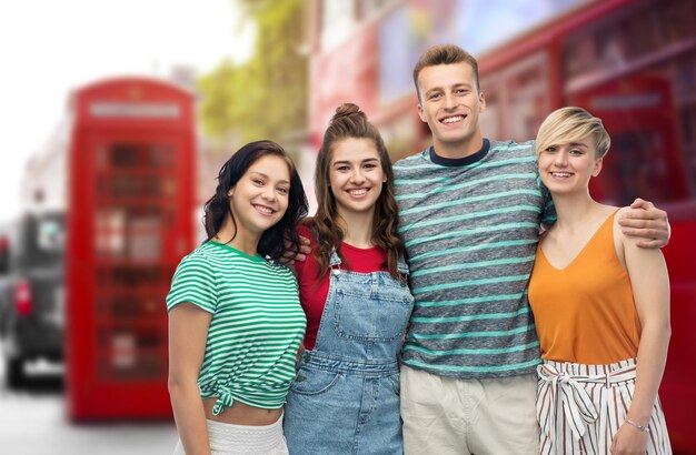 Des amis heureux dans les rues de Londres.