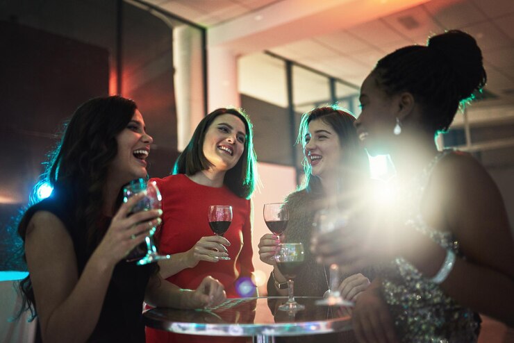 Photo amis heureux et la diversité dans le club pour l'événement de fête ou la vie nocturne l'attachement et l'amitié avec le plaisir ou le rire l'alcool le vin et la boîte de nuit avec l'excitation pour la célébration anniversaire et boisson sociale