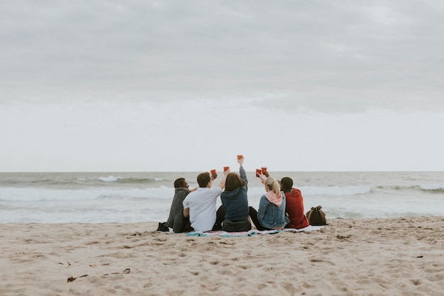 Amis heureux grillant à la plage