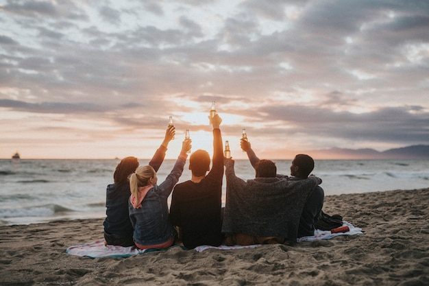 Amis heureux grillant à la plage