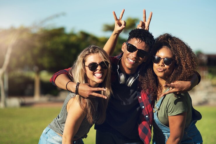 Photo amis heureux et portrait avec la paix dans le parc en plein air ou se détendre en vacances en été les gens sourient et s'embrassent ensemble en vacances avec des étudiants à l'université ou la mode sur le campus aux états-unis