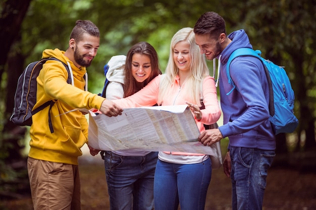 Des amis heureux en randonnée ensemble