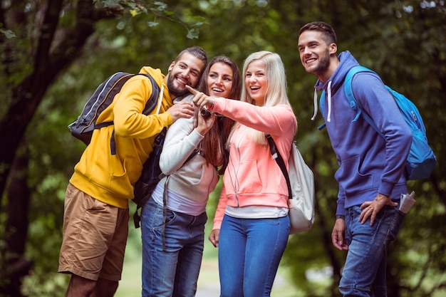 Des amis heureux en randonnée ensemble