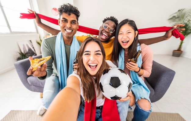 Amis heureux regardant la coupe du monde de football à la télévision à la maison