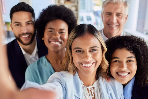 Amis heureux et selfie avec des gens d'affaires au bureau pour la diversité et le soutien des médias sociaux Photo de la main-d'œuvre et communauté avec portrait d'employés pour le groupe de diversité et la solidarité