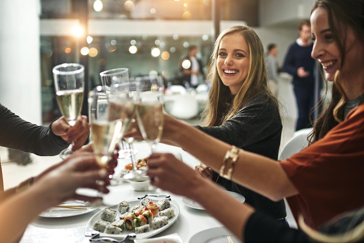 Photo des amis heureux en train de boire du vin.