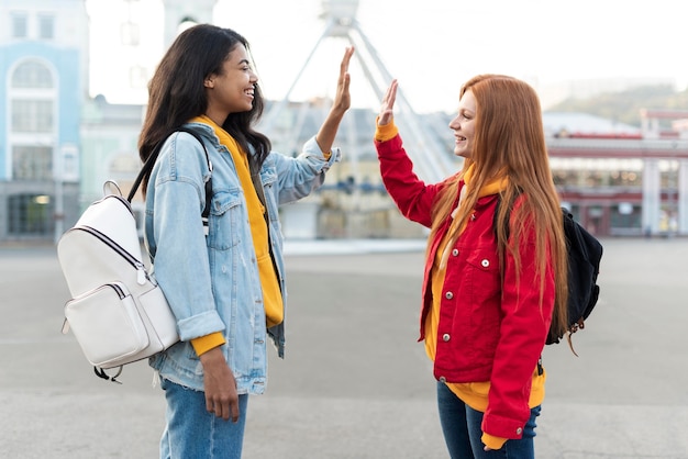 Amis high fiving en plein air