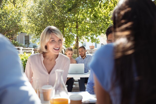 Photo amis interagissant les uns avec les autres au restaurant