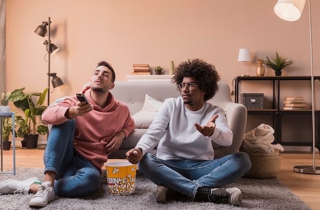 Photo des amis intrigués dans un film passionnant