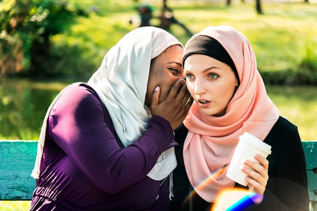 Photo amis islamiques bavardant la rumeur