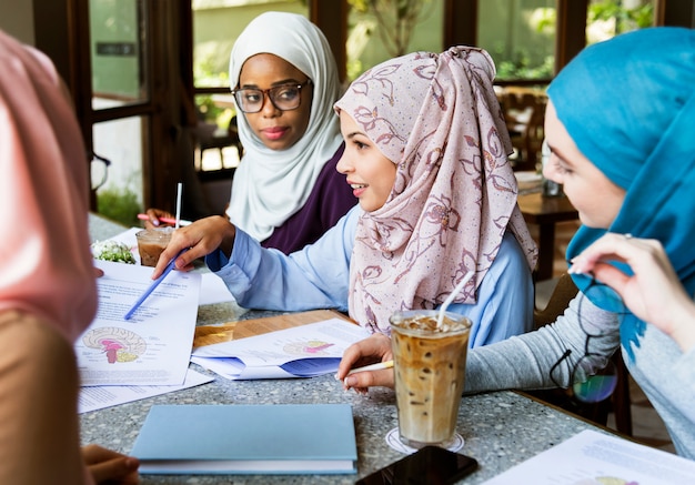 Amis islamiques discutant et lisant des livres ensemble