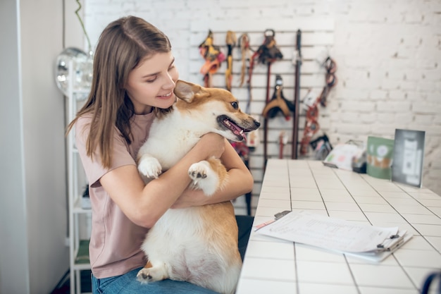 Amis. Jeune femme propriétaire d'animal tenant son chien et se sentir heureux