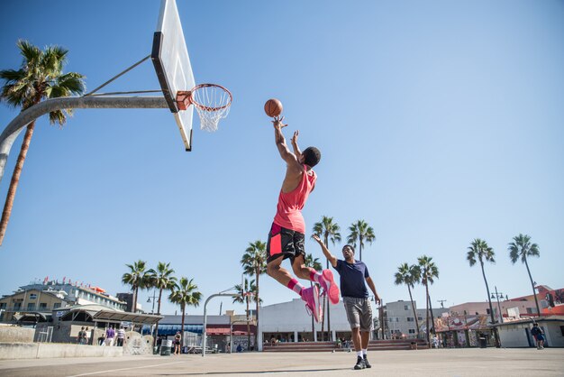 Amis jouant au basket