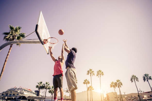 Amis jouant au basket